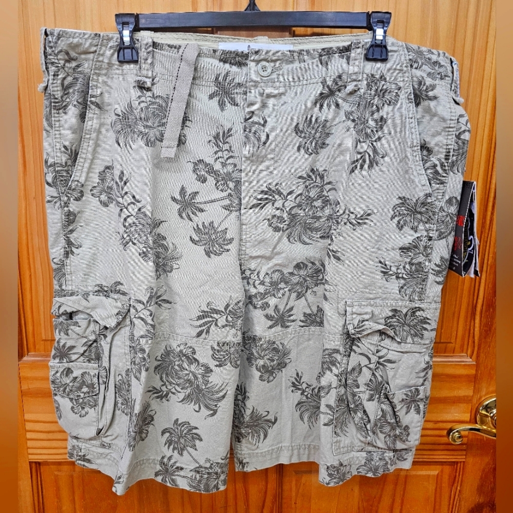 Mens Wonderwall Cargo Shorts Size 40 NWT